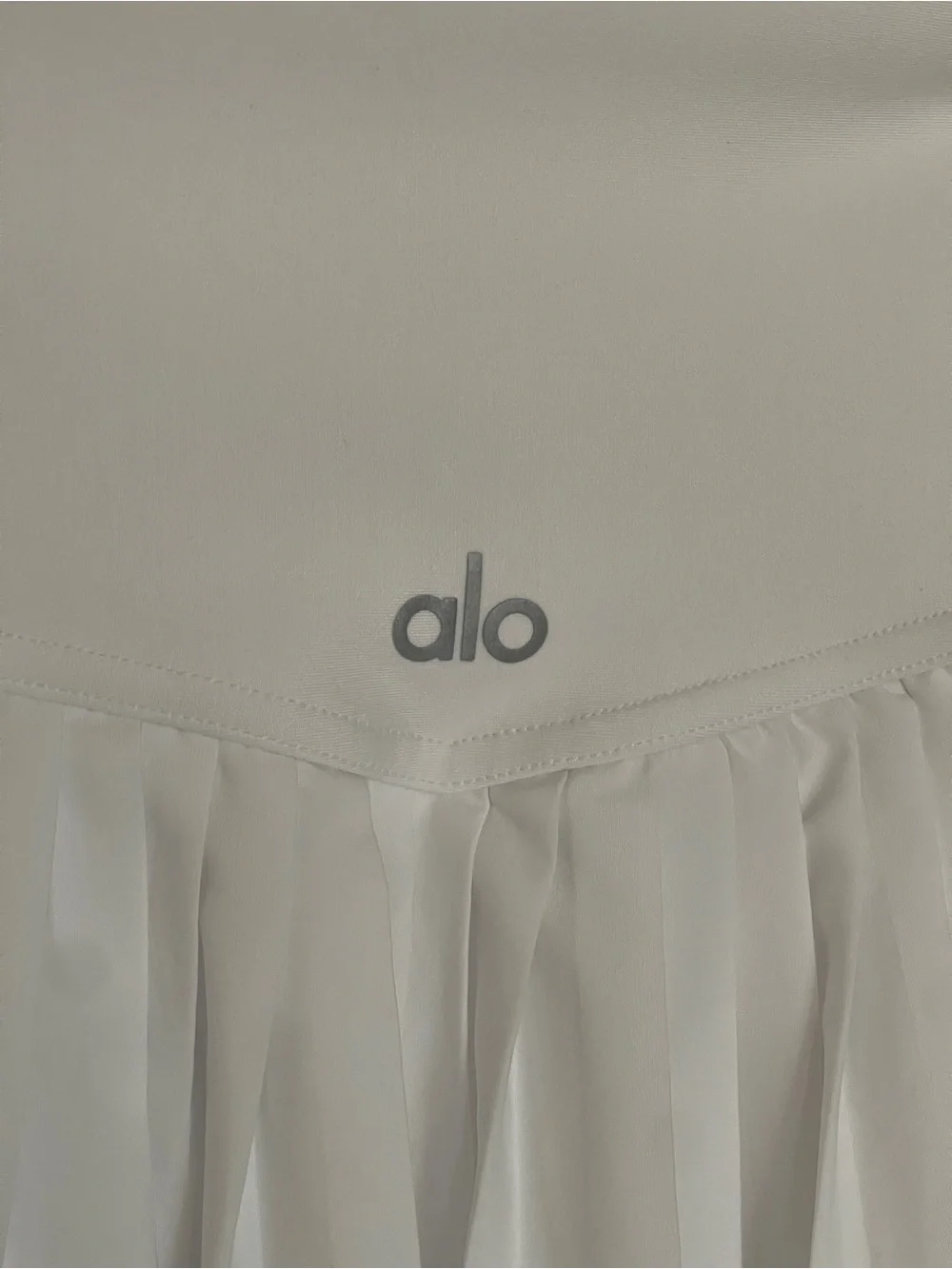 ALO YOGA White Pleated Mini Skirt with Elastic Banded Waist Sz Medium